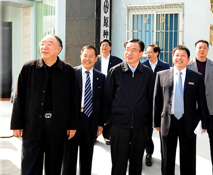 時任中共中央政治局常委紀委書記賀國強、重慶市市長黃奇帆等領導視察重慶69