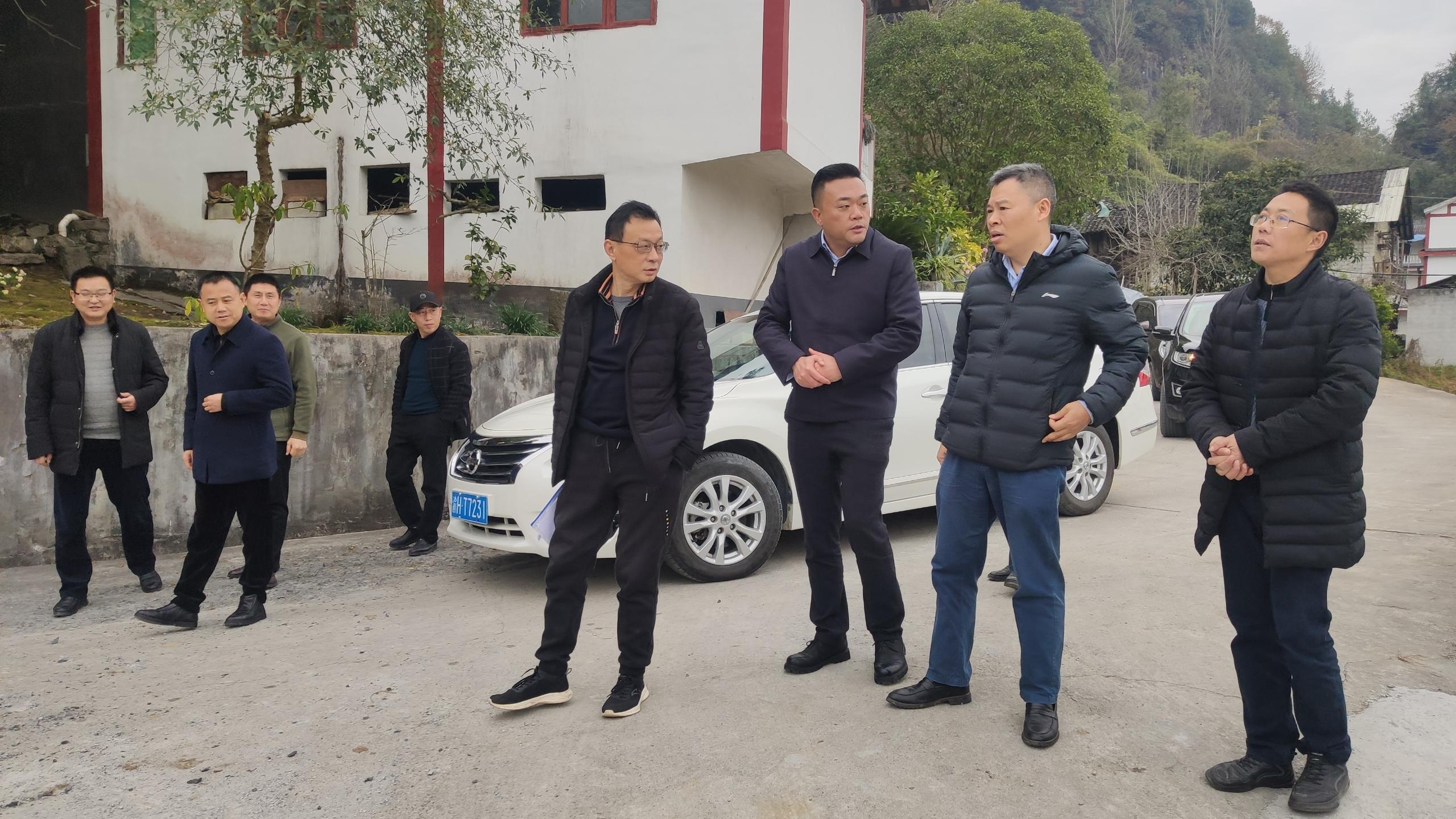 重慶市農委畜牧處副處長晏亮一行在黔江區(qū)農委、區(qū)畜牧發(fā)展中心領導陪同下，到重慶69畜牧種公豬站調研